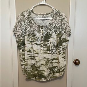 Women's Green and White Patterned Top